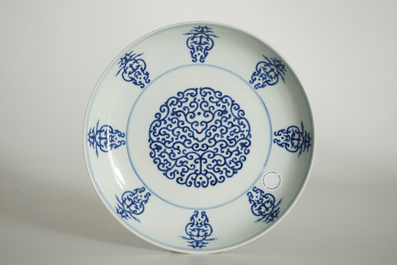 Une assiette 'shou' en porcelaine de Chine bleu et blanc, marque de Tongzhi, 19/20&egrave;me